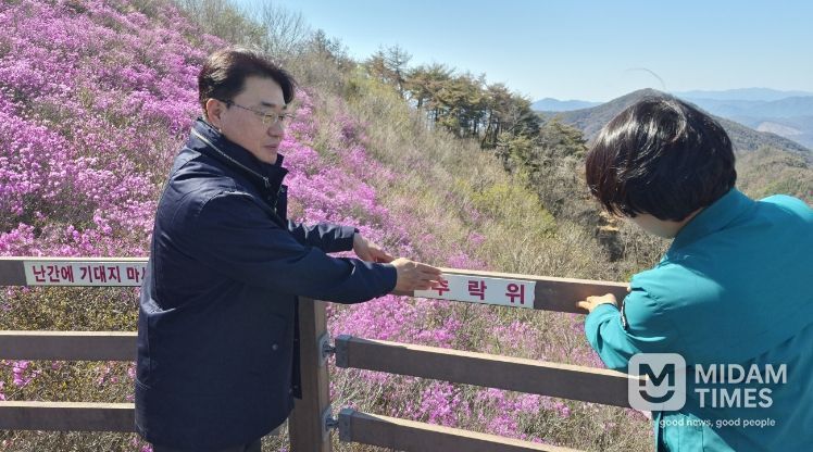 이정곤 부시장이 제15회 종남산 진달래 축제 준비 현장을 방문해 안전 점검을 하고 있다.