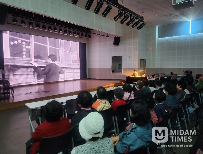 하동군, 어르신들 위한 “무성영화 변사 공연”