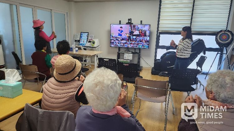스마트경로당에서 양방향 화상 장비를 활용해 체조교실을 운영하고 있다.