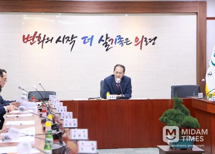 강임기 위원장이 회의를 주재하고 있다