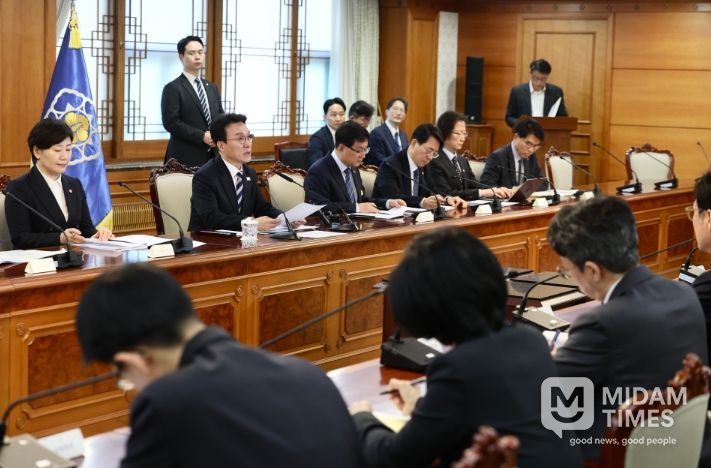 김민석 국무총리가 8일 세종대로 정부서울청사에서 열린 비상경제본부회의를 주재하고 있다.