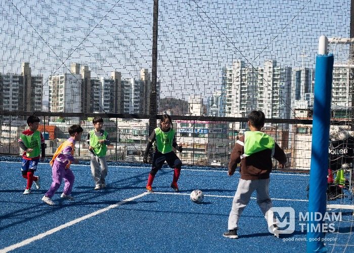 지난 3월 7일. 달성 어린이 스포츠 교실 첫 활동. 이주배경·비이주배경 아동들이 축구 경기를 즐기고 있다.