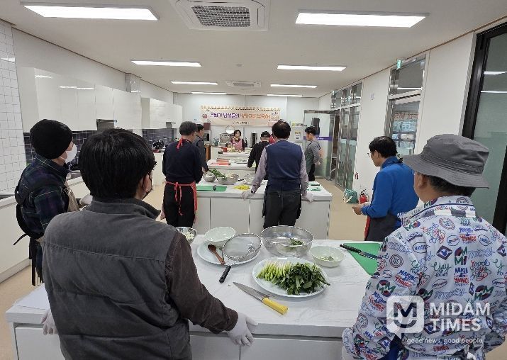 고성군가족센터, 은퇴기 남성 요리교실「은퇴기 남성들의 냉장고를 부탁해!」실시