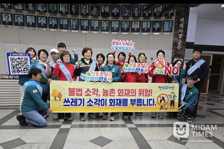 시청 대강당에서 노인대학 수강생과 시민들을 대상으로 캠페인을 실시한 후, 참여 기관 관계자들이 기념 촬영을 하고 있다.