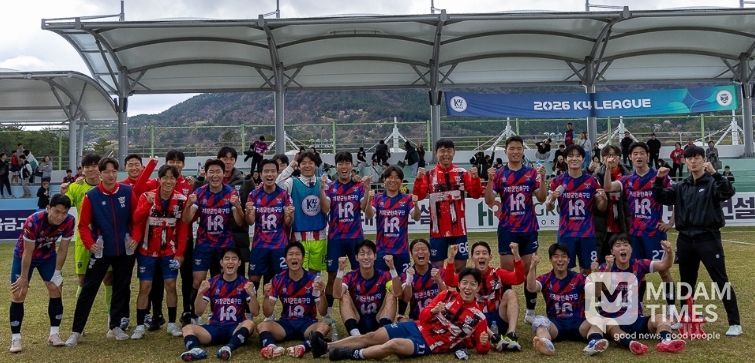 기장군민축구단이 시즌 첫 승을 거두고 기념촬영을 하고 있다.