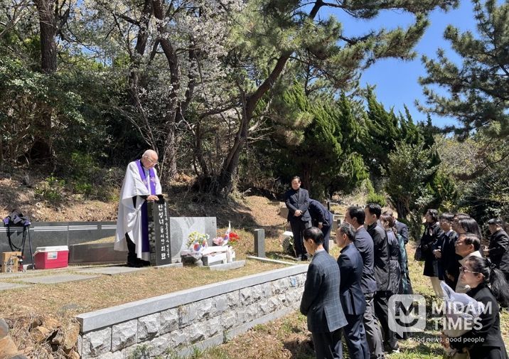 추모식 중 목례