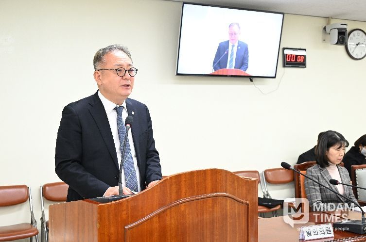 조례안 심사 중 정규헌 의원.