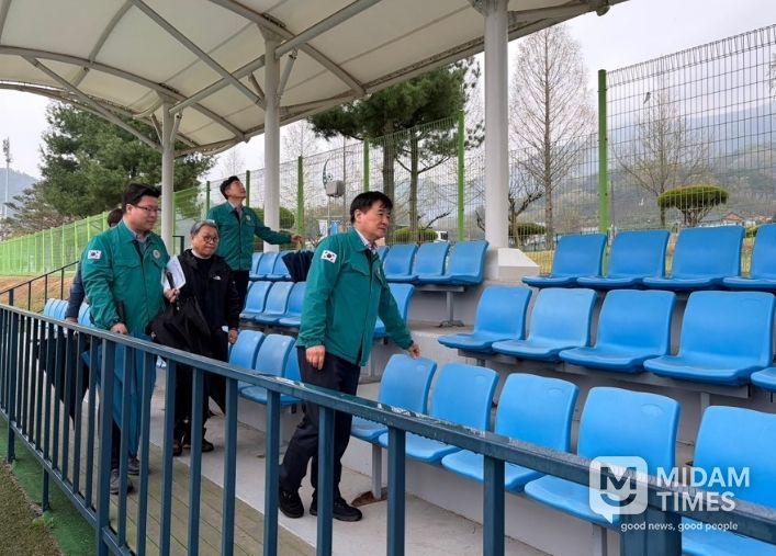 군과 시설관리공단이 함께 경기장을 점검하고 있다.
