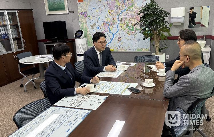 황성환 전라남도부교육감과 최승복 광주광역시부교육감이 9일 협의회를 갖고 있다.