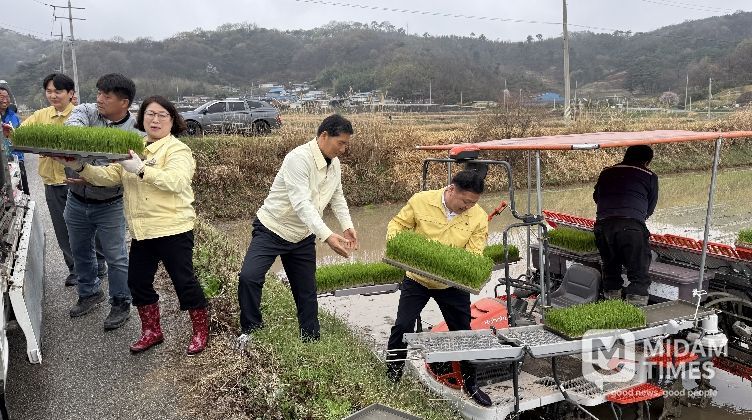 모내기 현장 사진(순창군의회).