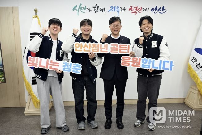 이민근 안산시장(사진 오른쪽 두번째)이 9일 안산시청에서 한양대학교 ERICA 학생들과 청년 유출 문제를 주제로 간담회를 진행하고 기념촬영을 하고 있다.