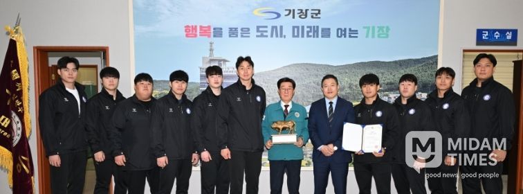 정종복 기장군수(오른쪽 여섯번째)가 기장갈매기 씨름단과 제 80회 전국씨름선수권대회 단체전 우승 기념촬영을 하고 있다.