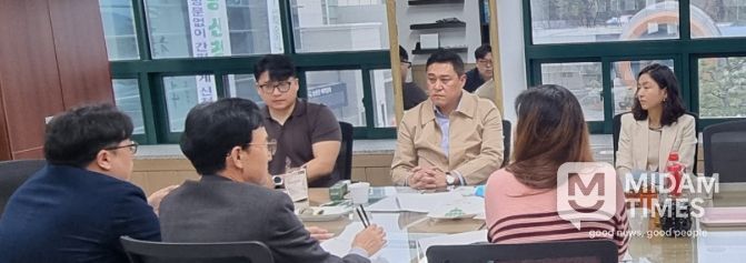 영천시 관계자와 경북통상 실무자, 캐나다 한남체인 대표가 2026년 캐나다 해외 판매홍보관 운영 관련 업무 협의와 함께, 지역 농식품의 북미시장 수출 확대 방안을 논의하고 있다.