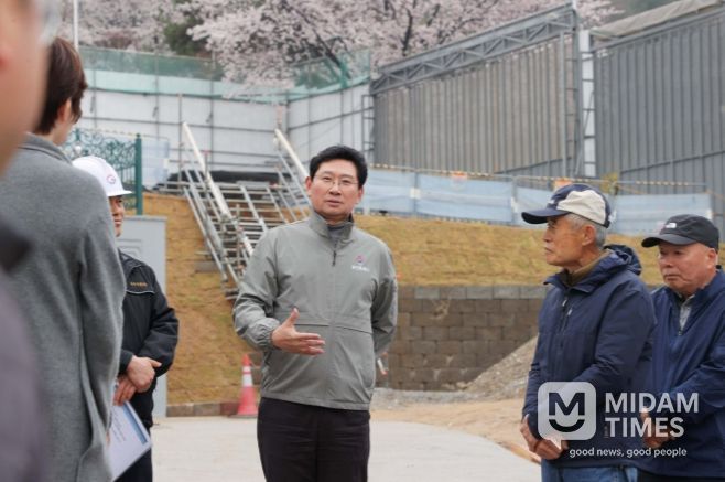 이상일 용인특례시장이 10일 처인구 양지읍 아파트 신축공사장을 찾아 현장을 점검하고 있다.