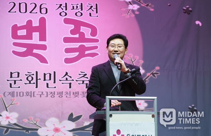 이상일 용인특례시장이 10일 정평천 벚꽃 문화민속 축제에 참석해 축사하고 있다