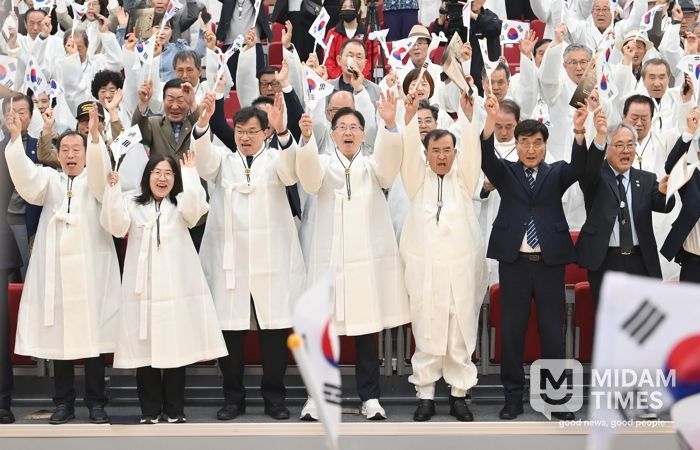 ‘오직, 한없이 아름다운 나라’를 향한 염원 되새기며