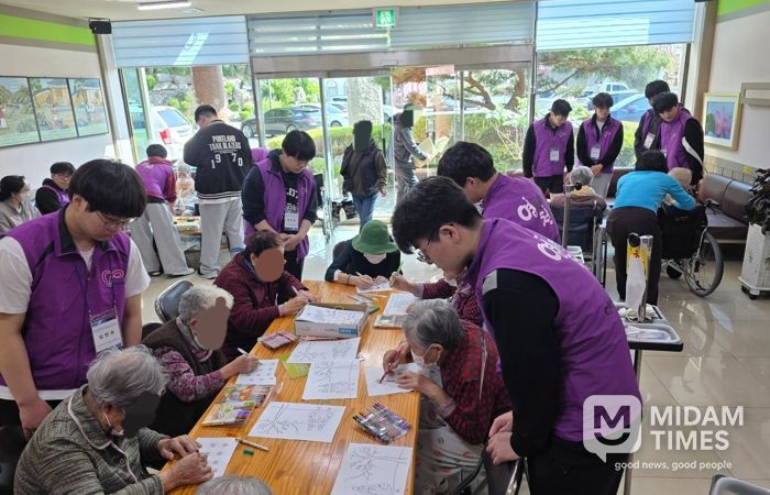 영천고등학교 지역사랑 자원봉사 동아리 학생들이 참좋은요양병원에서 어르신들과 여가 활동을 함께하고 있다.