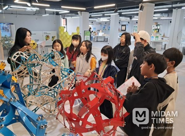 울산 북구 가족센터 소속 이주배경 학생들이 11일 수학문화관에서 해설이 있는 수학여행 프로그램에 참여하고 있다