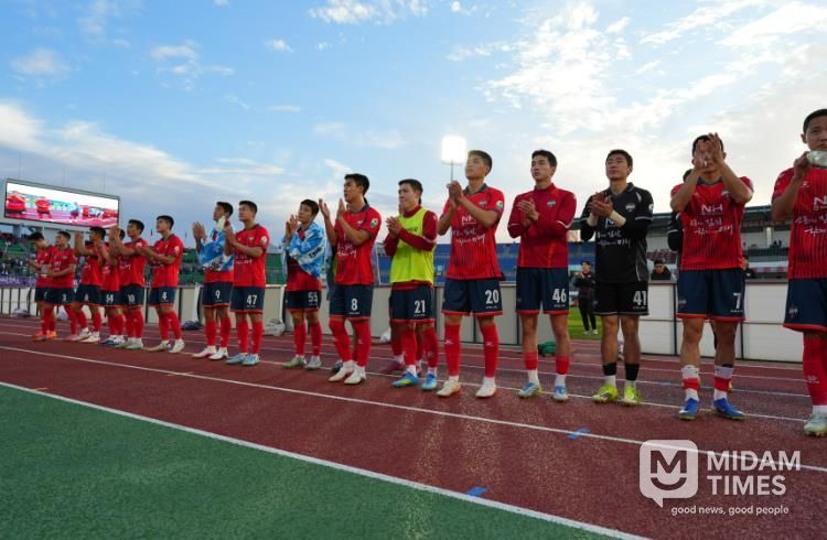 4월 12일 안양전 홈경기에서 김천상무 선수단이 경기 후 홈관중에게 인사하고 있다