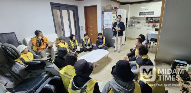 지속가능한 봉사활동을 위한 단원들 간 의견나눔의 시간을 가짐