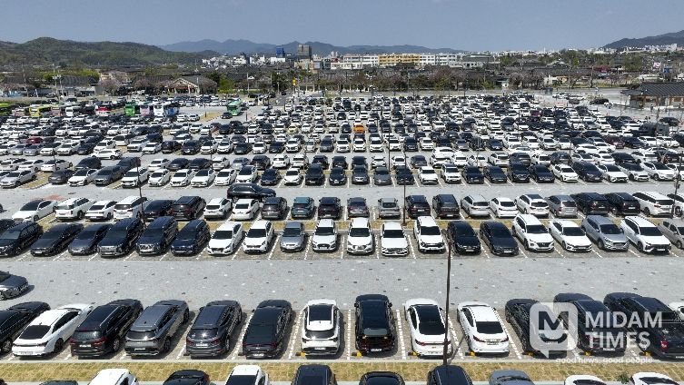 지난 12일 경주 황리단길 공영주차장이 관광객 차량으로 대부분 만차를 이루고 있다.