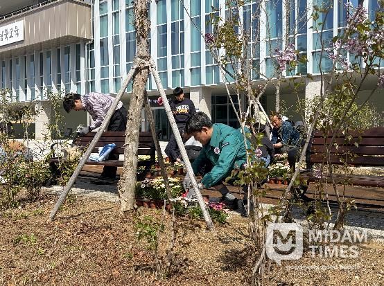 봉화교육지원청 청사에서 꽃 심으며 청렴을 다짐하는 행사 실시