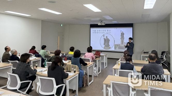 문화관광해설사들이 햇살문화도시관에서 직무 보수 교육을 받고 있다.