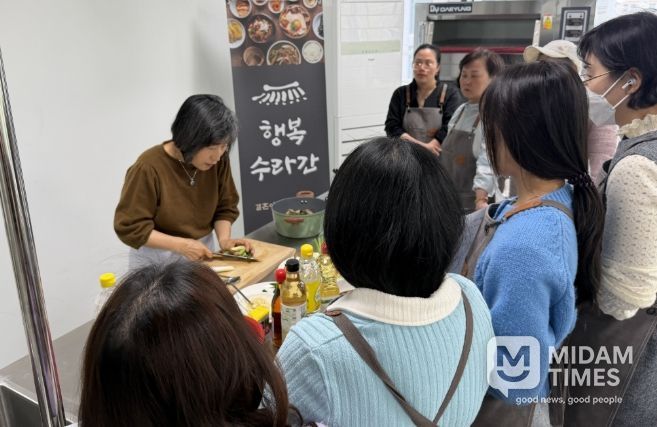 결혼이민자들이 밀양시가족센터의 ‘행복 수라간’ 요리 프로그램에 참여하고 있다.