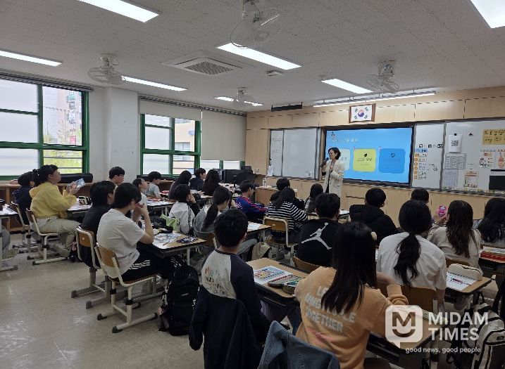 용연초 6학년 학생들이 14일 울주도서관이 주관하는 '청소년진로독서 프로그램' 수업을 듣고있다.