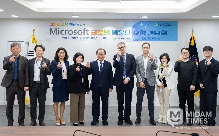 좌측 네번째부터 유영옥 교육연구정보원장, 김석준 교육감, 제임스 허친슨 총괄