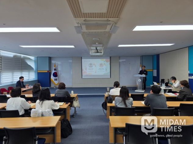 울산 지역 중고등학교 교사들이 14일 울산교육청 다산홀에서 '수업 관계 성장 지원' 연수를 듣고있다.
