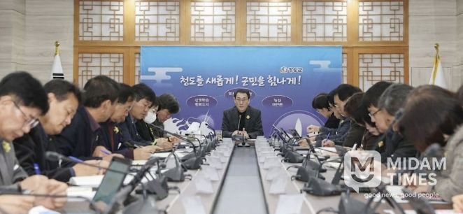 군수님 회의사진