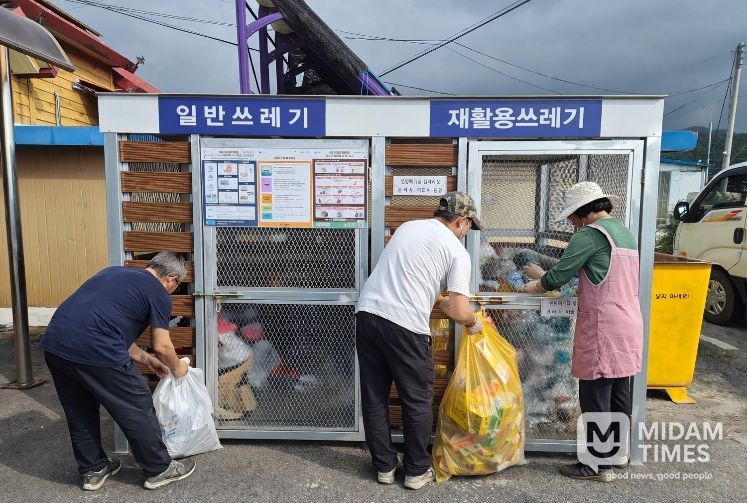 (기획보도)0415 “시민 불편은 덜고 청결은 더하고”... 정읍시, 일상을 바꾸는 청소행정 ‘호평’(간이수거함)