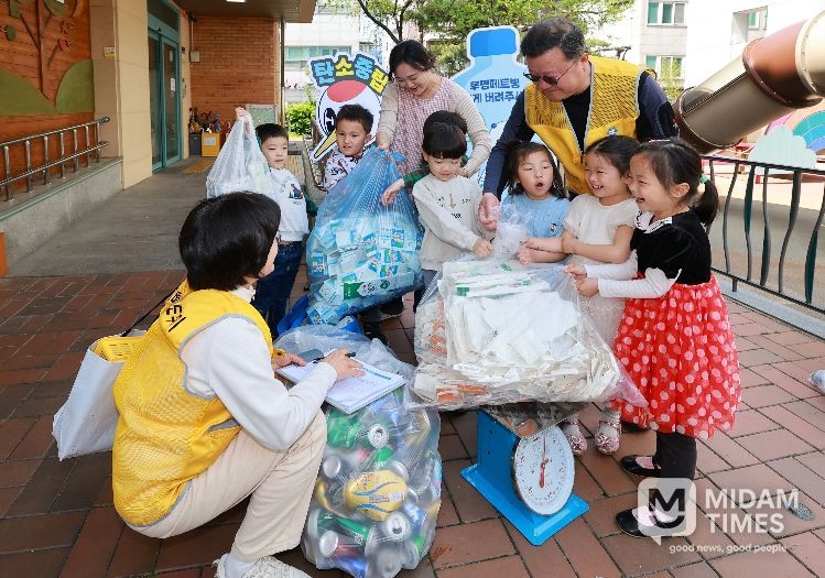 15일 분리배출도우미가 유성구청어린이집을 방문해 재활용자원을 수거하고 있다.