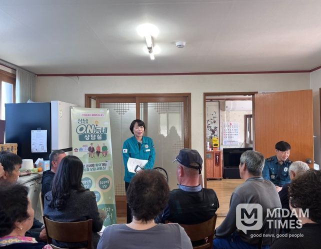 5일 밀양시 상남면 남산경로당에서 열린 상남ON동네 상담실에서 최은경 상남면장이 어르신들을 대상으로 복지 상담과 지원사업을 안내하고 있다.