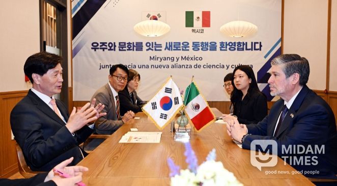 안병구 밀양시장과 카를로스 페냐피엘 소토 주한 멕시코 대사가 과학·문화 분야 상호 교류 방안을 논의하고 있다.
