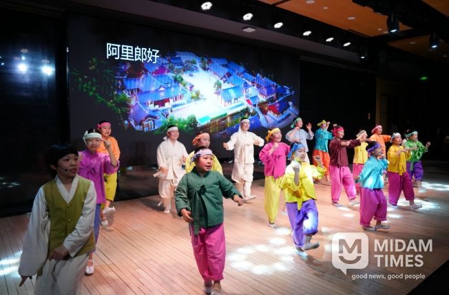 밀양아리랑예술단이 중국 북경에서 가무악극 ‘날 좀 보소’를 선보이고 있다.