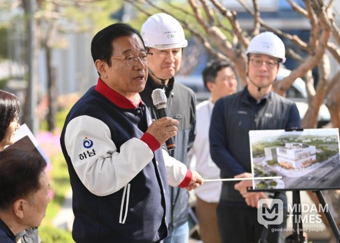 15일 미사3동 행정복지센터 신축 현장을 방문한 이현재 시장이 주민들과 의견을 나누고 있다.