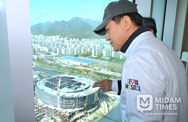 오세훈 서울시장이 15일(수) 도봉구 씨드큐브 창동 스카이라운지에서 서울아레나를 비롯한 주변 시설 현장을 둘러보고 있다.
