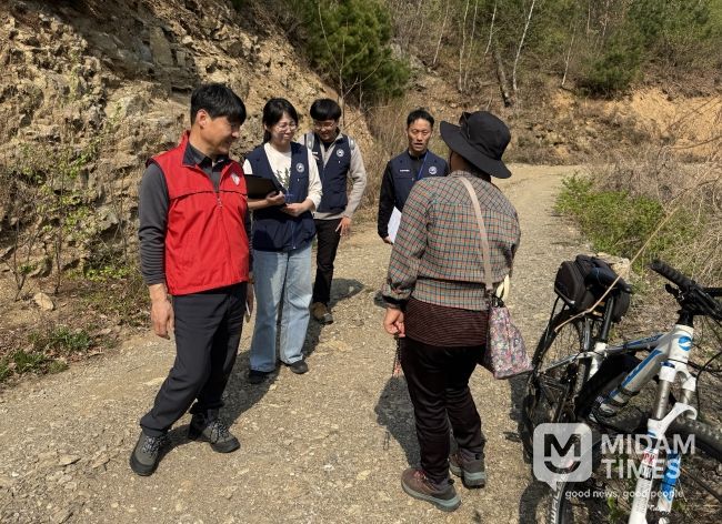 산림 이용객 계도 중인 송준호 북부지방산림청장