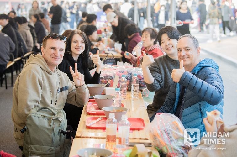라면축제'(35만명)(라면을 즐기는외국인 방문객)
