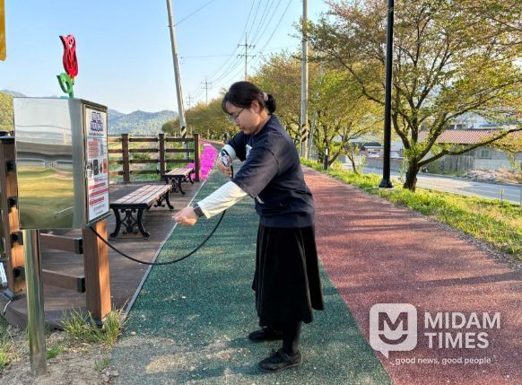 밀양시 무안면 청도천 제방에 설치된 해충기피분사제를 방문객이 사용하고 있다.