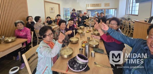밀양시 부북면 소재 순이네칼국수에서 지역 어르신들이 칼국수를 드시며 담소를 나누고 있다.