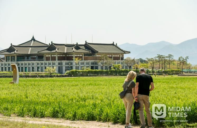 경주 황룡사지 일대에서 외국인 관광객 커플이 유적지를 둘러보고 있다.