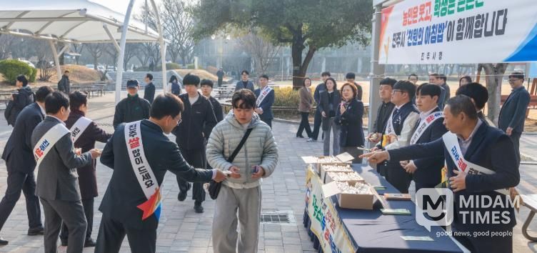 경상국립대학교(GNU) 새벽 총학생회는 1학기 중간고사 기간을 맞아 대학본부와 함께 ‘천원의 저녁밥’ 사업을 시행한다. 사진은 3월 17일 경상국립대학교 가좌캠퍼스 중앙식당 앞에서 경상국립대학교-진주시청-농협은행이 함께한 쌀 소비 촉진 캠페인 모습이다.