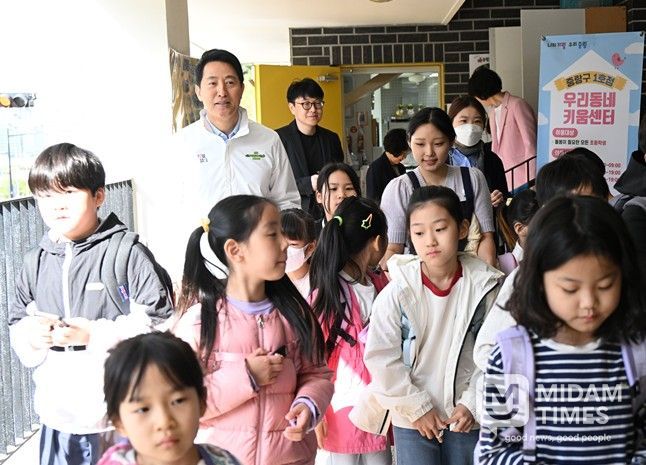 16일 오전 ‘서울형 아침돌봄’ 현장을 찾은 오세훈 서울시장이 어린이들과 우리동네키움센터를 나서고 있다.
