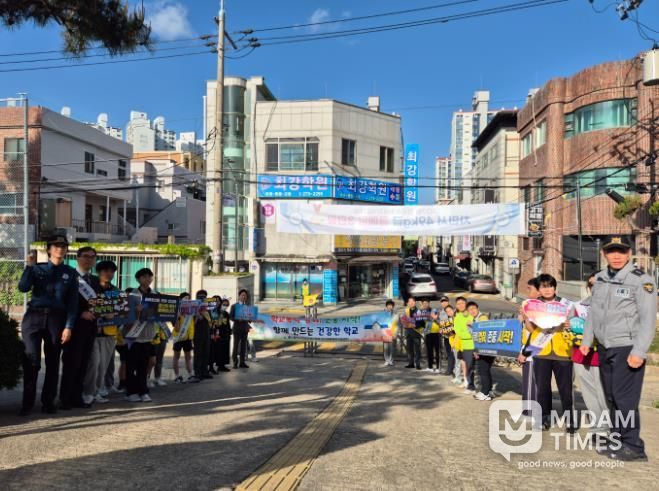 강남교육지원청과 울산남부경찰서 경찰관들이 16일 동평중에서 등굣길 학교폭력 예방 홍보활동을 하고있다