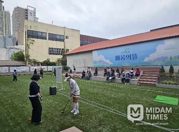 “강의실 밖 잔디광장에서 누리는 배움의 즐거움”